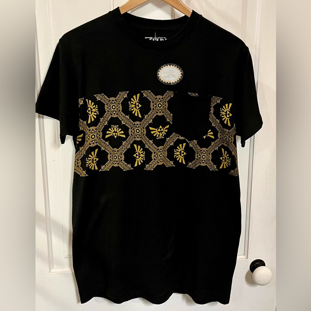 NWT Legend of Zelda Official Nintendo Black & Gold Pattern Pocket Tee Size M ♥️